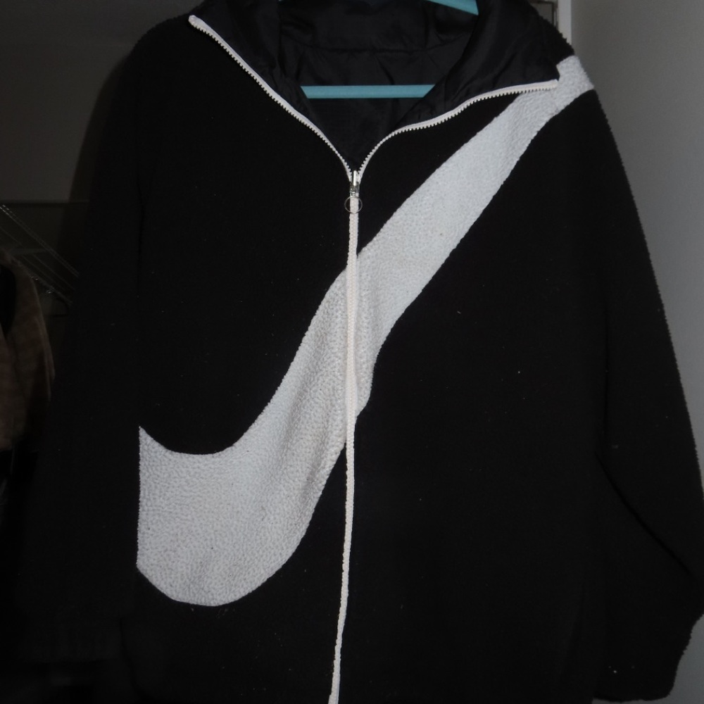 this is a reversible jacket! it’s comfortable and so cute, it is size large.